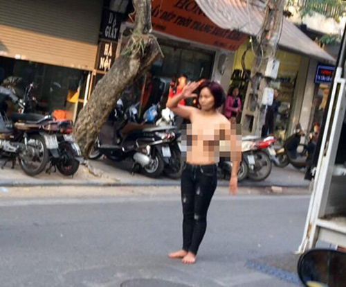 Cô gái trẻ nghi " ngáo đá”, khỏa thân làm loạn phố cổ Hà Nội - Tin tức