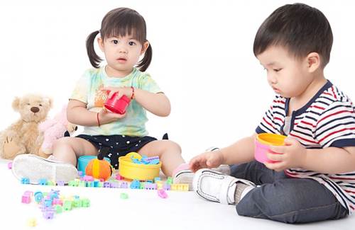 Kết quả hình ảnh cho dạy bé chơi với mọi người