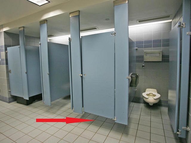 Hoá ra cửa nhà vệ sinh công cộng luôn có khoảng hở vì những lý do ...