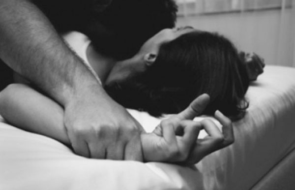 Chồng thô bạo trong phòng ngủ, vừa sợ vừa vẫn yêu chồng