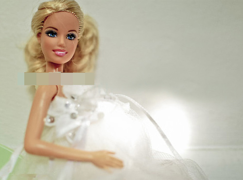 Barbie tung teaser hé lộ tạo hình búp bê của Margot Robbie