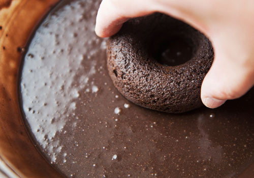 banh donut chocolate sieu hap dan - 12