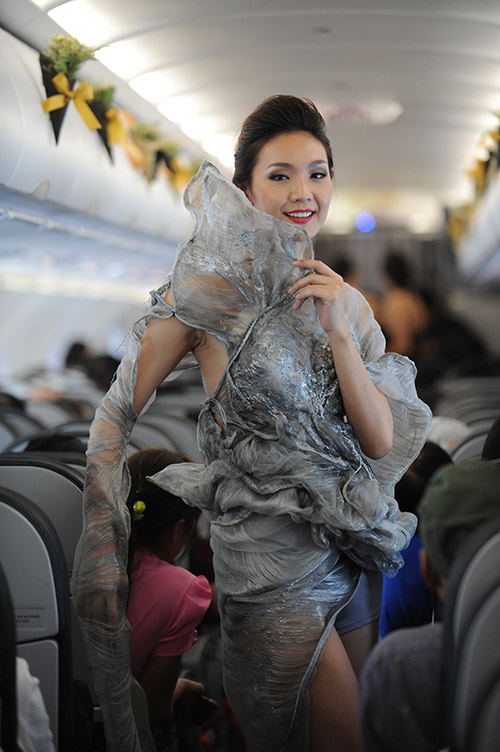 Jennifer phạm gây sửng sốt khi diễn thời trang trên máy bay