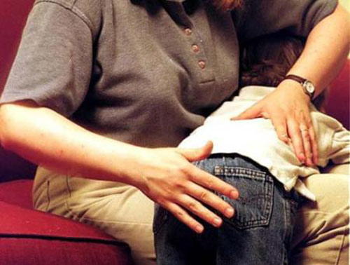 Trước khi đánh con hãy nghĩ thật kỹ, đừng vì đòn roi mà làm hỏng tương lai của con trẻ