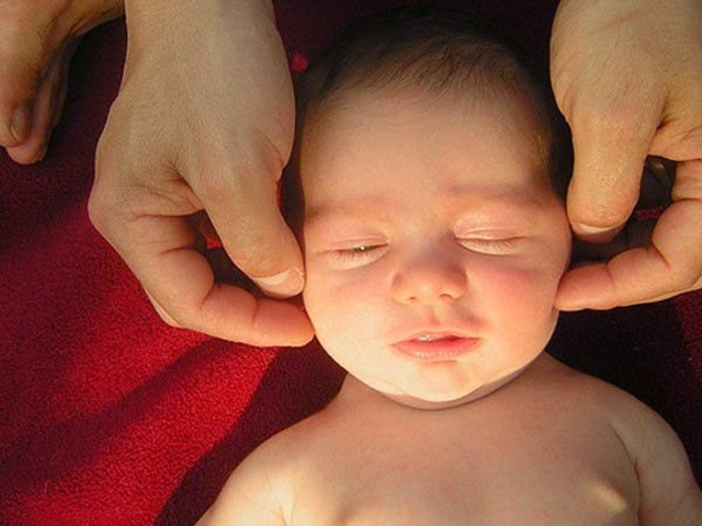 Trẻ sơ sinh ngủ giấc dài quá có nên đánh thức cho bú?