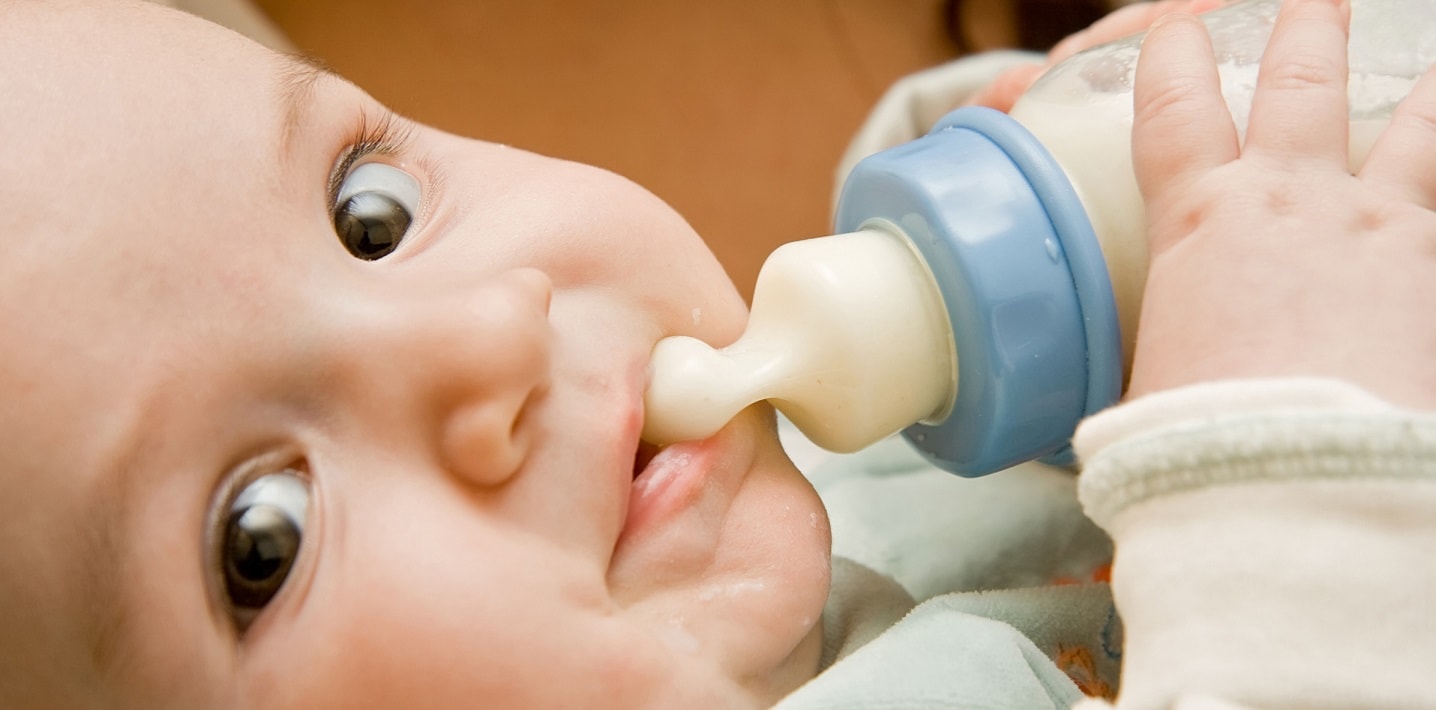 Sai lầm trong cách pha sữa cho trẻ sơ sinh làm mất chất dinh dưỡng, sữa bổ  mấy cũng bằng không