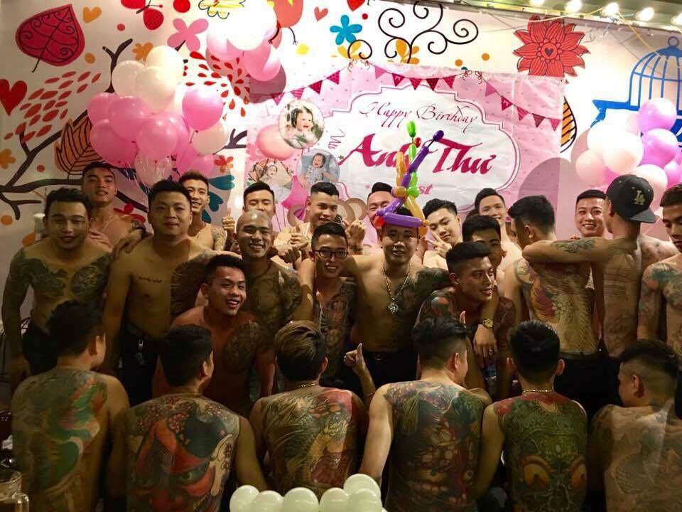 Sinh nhật 1 tuổi của bé gái mà khiến dân mạng lạnh người như ngày vui của xã hội đen Sinh Nhật 1 Tuổi Của Bé Gái Mà Khiến Dân Mạng Lạnh Người Như Ngày Vui Của Xã Hội Đen