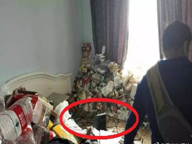 Chủ nhà khóc thét khi mở cửa căn phòng cho thuê bẩn ngang... chuồng lợn