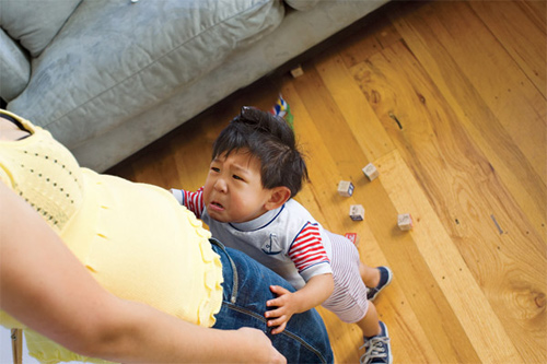 Kết quả hình ảnh cho bé ăn vạ mẹ
