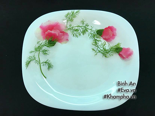 Cách tỉa hoa phăng đơn giản từ đu đủ trang trí đĩa ăn siêu đẹp