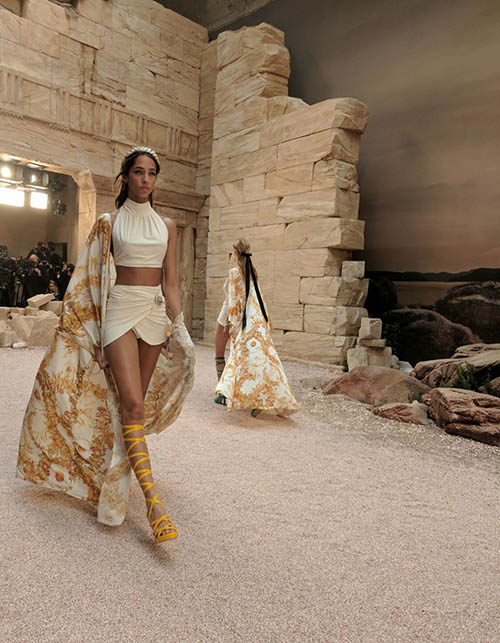 BST Xuân Hè 2022 của Chanel gợi nhớ những năm 80 và tôn vinh các nhiếp ảnh  gia thời trang