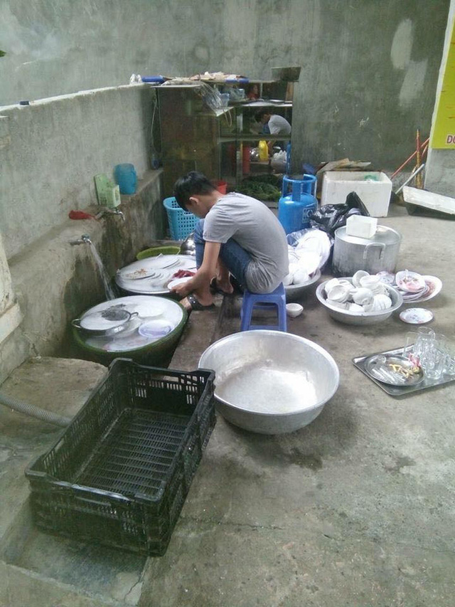 Nhà có giỗ, chàng trai một mình rửa 6 mâm bát đĩa khiến bao chị em ...