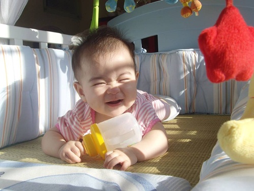 Chuyên gia chỉ cách tắm nắng cho trẻ sơ sinh giúp hấp thụ vitamin D mà không hại da - 2