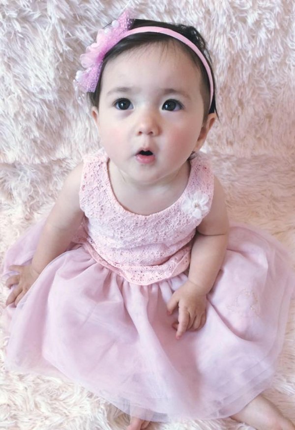Công chúa nhỏ nhắn trong trang phục xinh đẹp sẽ khiến bạn mê mẩn. Hãy xem ngay hình ảnh của bé gái để thấy được sự đáng yêu và trong sáng của bé.