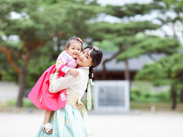 Maya cùng bạn thân Mai Diệu Linh đưa con gái Bồ Câu đi chơi Hàn Quốc