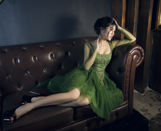 Emily Hồng Nhung lộng lẫy với váy dạ hội mang phong cách Châu Âu