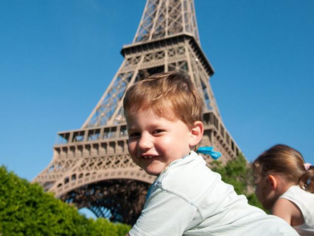 Семья французов. Франция для детей. Мальчик в Париже. Франция люди. Семья во Франции.