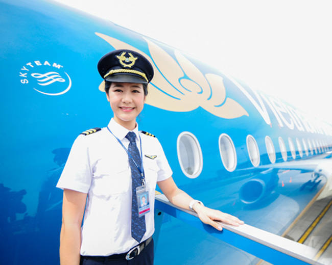 1. Huỳnh Lý Đông Phương. Cô sinh năm 1989, là một trong những gương mặt nữ phi công nổi bật nhất của Vietnam Airlines hiện nay.
