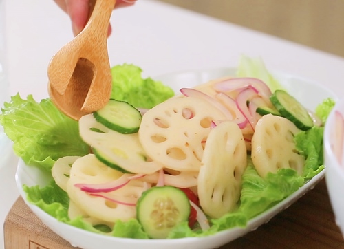 10 phut la xong salad cu sen thanh mat - 5