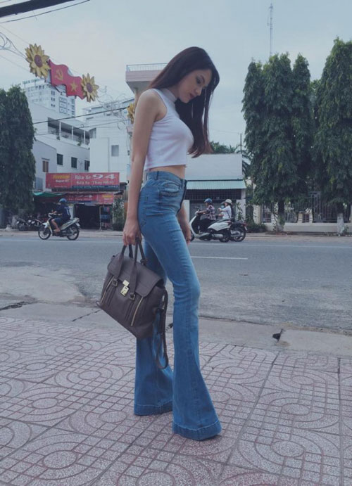 sao viet chan bong thon dai nho quan jeans ong loe - 3