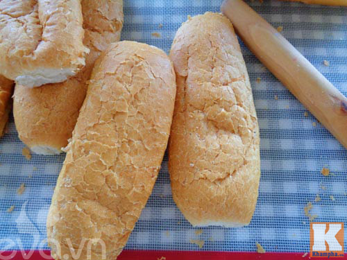 Bánh mì lạp xưởng nướng thơm lừng bữa sáng