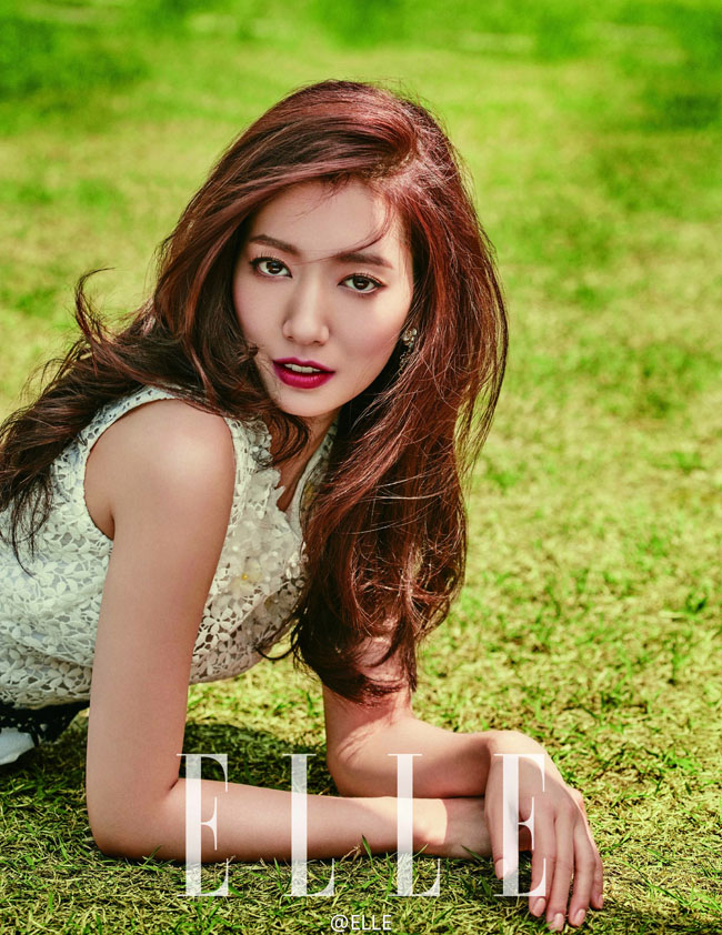 Giật mình trước vẻ mình hạc sương mai của Park Shin Hye