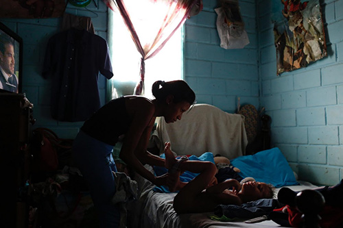 Ảnh chân thực về cơn bão triệt sản ở venezuela do thiếu hụt bao cao su