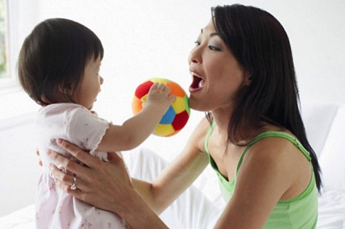 Biết 9 cách nhỏ này mẹ sẽ giúp trẻ sơ sinh học nói rất nhanh