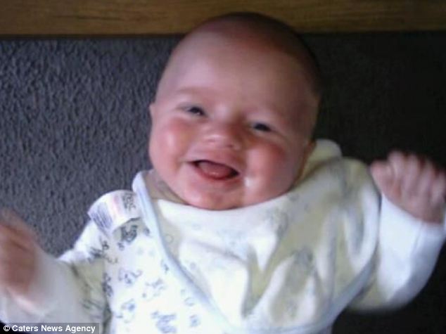 Trẻ sơ sinh hay cười có thêm biểu hiện này có thể mắc hội chứng thiên thần