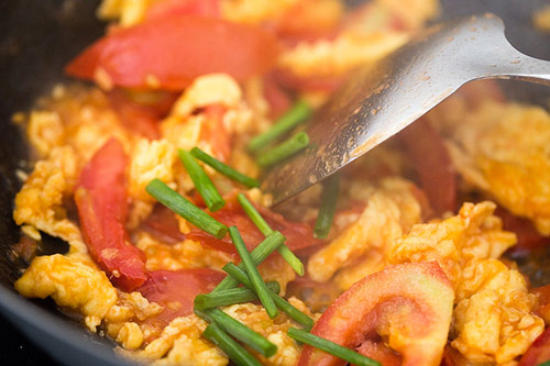 Trứng chưng cà chua món ăn ngon rẻ tiền cứu cánh ngày mưa gió