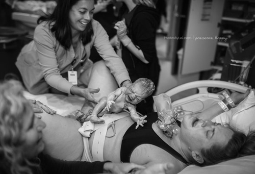 Hình ảnh bé sơ sinh tự trườn trên ngực tìm ti mẹ gây kinh ngạc