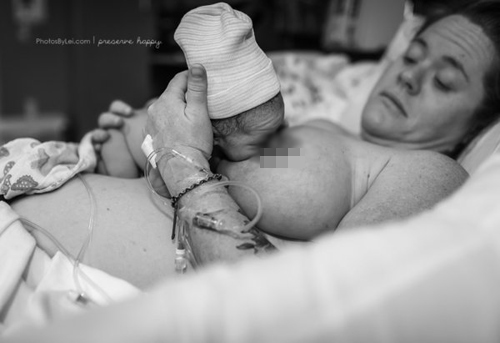 Hình ảnh bé sơ sinh tự trườn trên ngực tìm ti mẹ gây kinh ngạc