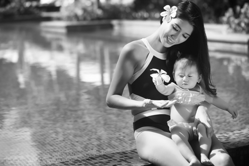 Trang trần hạnh phúc khoe đường cong bên bể bơi cùng con gái
