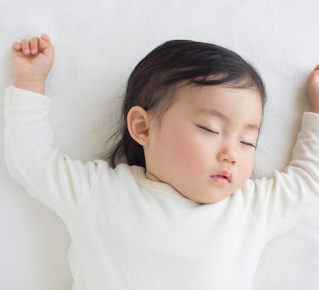 Trẻ khóc ngằn ngặt vì khó ngủ cha mẹ cần nắm vài mẹo sau