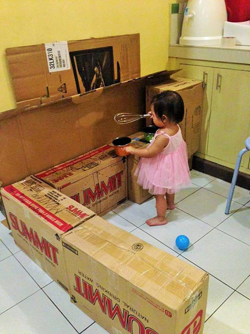 Bà mẹ xây cho con căn bếp mọi bé gái ao ước chỉ với bìa các-tông