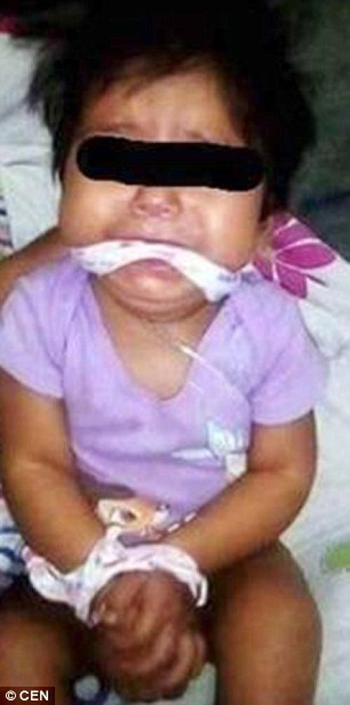 Bé gái 9 tháng tuổi bị mẹ và giúp việc bịt miệng trói tay rồi đăng lên facebook