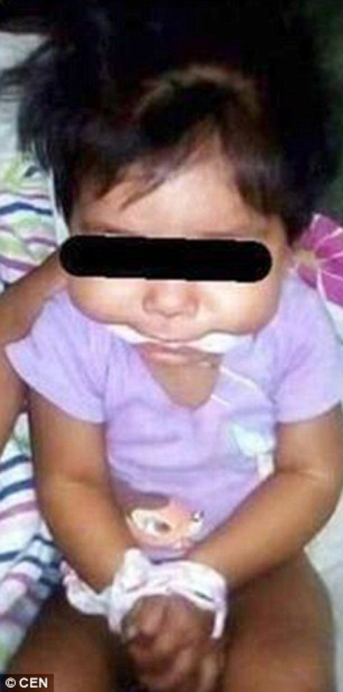 Bé gái 9 tháng tuổi bị mẹ và giúp việc bịt miệng trói tay rồi đăng lên facebook