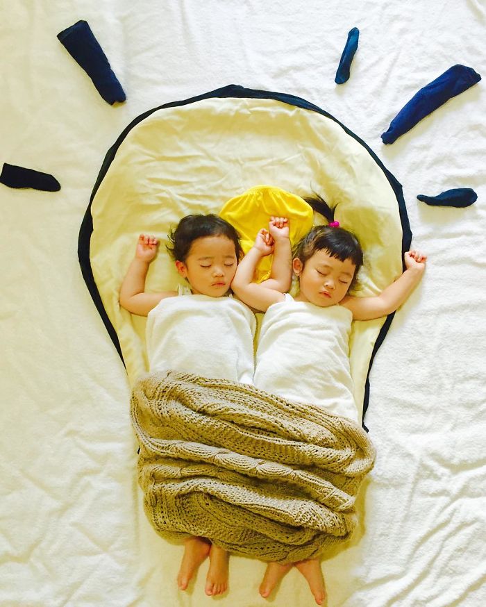 Mải mê ngủ cặp sinh đôi bị mẹ lôi ra làm trò hề