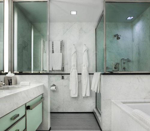 Học khách sạn 5 sao giữ phòng tắm trắng sạch như mới