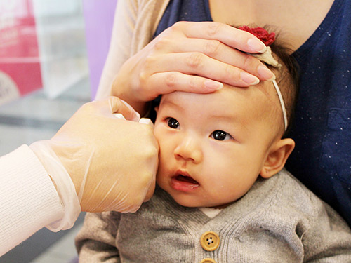 Ham bấm lỗ tai cho bé sơ sinh mẹ nhận hậu quả khó lường