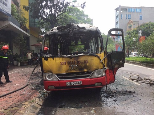 Hà nội xe bus bốc cháy dữ dội khi đang lưu thông