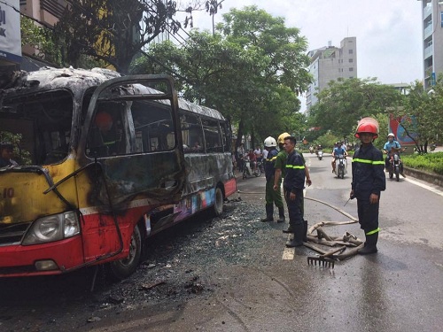 Hà nội xe bus bốc cháy dữ dội khi đang lưu thông