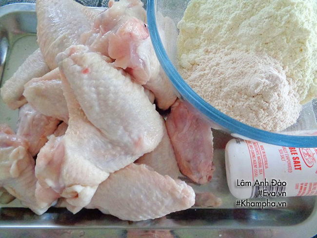 Làm thế nào để gà rán bằng bột bắp không bị dính khi chiên?