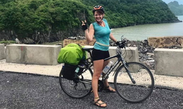 Đạp xe xuyên Việt nữ phượt thủ Anh bị mất xe đạp và điện thoại  Báo Dân  trí