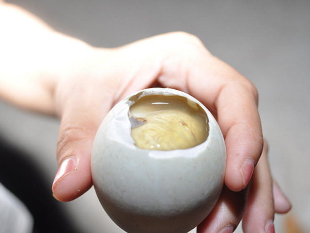 Mẹ chăm ăn trứng vịt lộn khi mang thai, con sinh ra sẽ chân dài?
