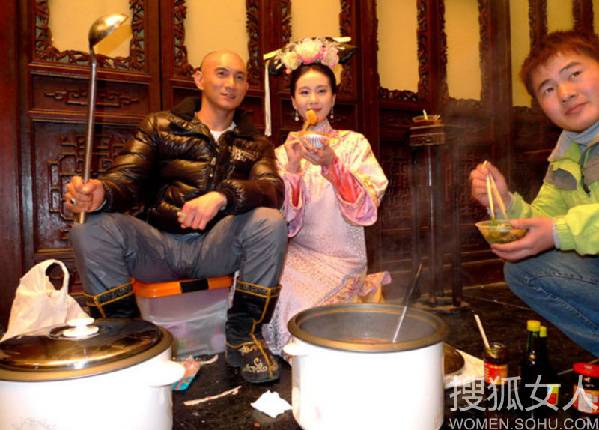 Cười bò với ảnh hậu trường "sai quá sai" của phim cổ trang Hoa ngữ
