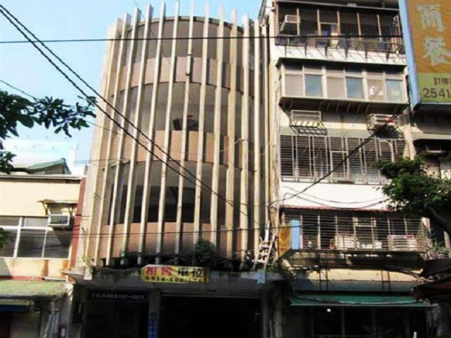 Lạ lùng tòa nhà không thang bộ, không thang máy vẫn phóng được xe vào tận cửa nhà
