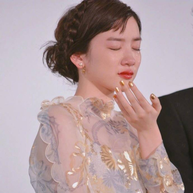 Nữ diễn viên 18 tuổi Nhật Bản nổi tiếng sau 1 đêm chỉ vì khóc quá đẹp