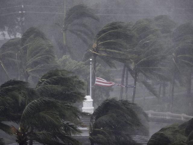 Siêu bão quái vật Irma trút cuồng nộ lên Florida, toàn bộ chìm trong biển nước