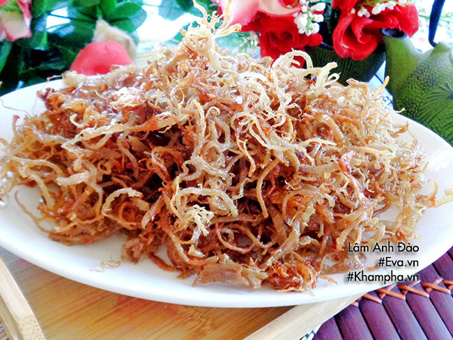 Cuối tuần ở nhà làm thịt heo xé sợi cho chồng con nhâm nhi